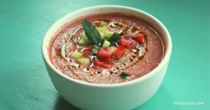 Gazpacho - Spanische kalte Sommersuppe Gazpacho - Spanische kalte Sommersuppe